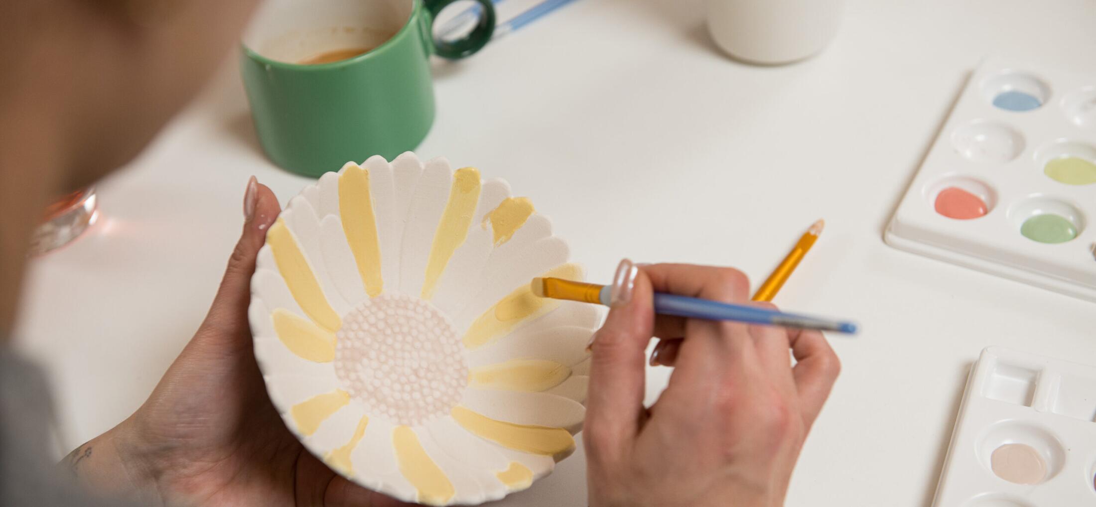 Atelier de peinture sur céramique à l'Entrepôt Bulle
